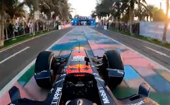 سائق «فورمولا 1» يرصد معالم الجمال على كورنيش جدة من داخل سيارة سباق (فيديو)