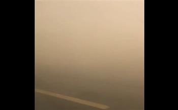 الرؤية منعدمة.. لقطات مروّعة لغبار كثيف يغطّي الطرق الأردنية (فيديو)