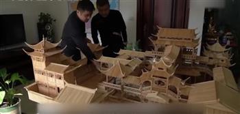 رجل يصنع مجسمًا خشبيًا لقريته في الصين (فيديو)