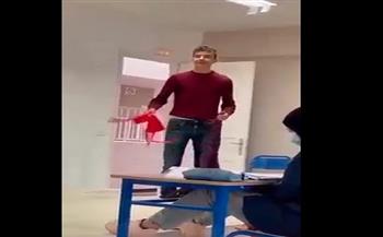 لقطات صادمة.. طالب يٌهين مُعلّمه ويلقي عليه ملابس داخلية (فيديو)