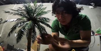 عامل يصنع نماذج لأشجار واقعية بشكل لا يصدق (فيديو) 