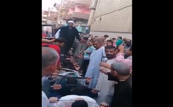 أمام المسجد.. يضع السيوف على الرقاب ويسير عليها (فيديو)