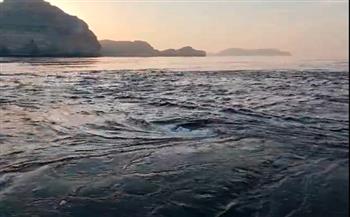 لقطات مبهرة لالتقاء مياه الخليج العربى مع بحر عمان (فيديو)