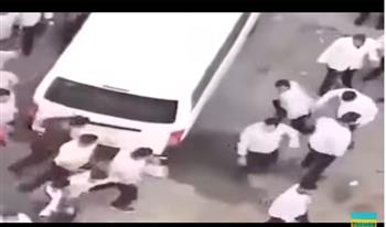 طالبوا برواتبهم المتأخرة.. كويتي يدهس الموظفين بسيارته (فيديو)