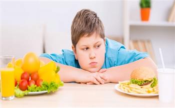 خبير تغذية: اعتبار الطعام مكافأة للطفل يؤدي للسمنة 