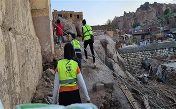 قوافل صندوق تحيا مصر تواصل توزيع مواد الإعاشة بأسوان (صور)