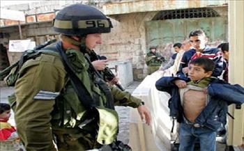 انتهاكات حقوق الإنسان مستمرة.. ضابط إسرائيلي يصور 13 طفلا فلسطينيا في أوضاع مهينة