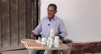 عباس عيد 50 عامًا فى صناعة السخانات وعوازل الكهرباء من الفخار (فيديو)