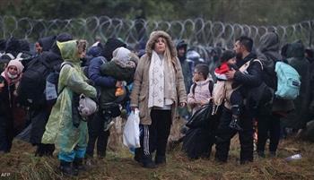 بيلاروسيا تنقل مهاجرين من مخيم مؤقت على حدود بولندا