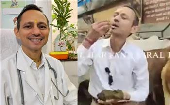 طبيب هندي يثير الجدل بتناول «روث البقر» ويزعم أنه ينظف العقل والجسم 