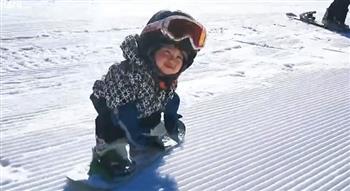 شاهد الطفلة المعجزة.. تستطيع التزلج على الجليد فى عمر 11 شهرا (فيديو)