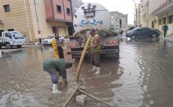 عربات لشفط مياه الأمطار من شوارع العريش