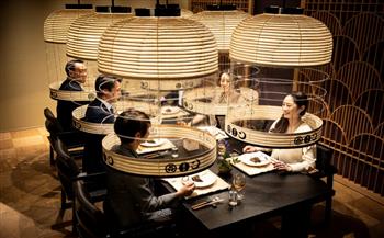 «فانوس معلق».. فندق في طوكيو يقدم العشاء مع غطاء للحماية من كورونا