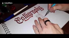 فن الكاليجرافي.. خطاط يبهر الجميع بالكتابة سريعًا (فيديو)