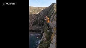 شاب يقفز من فوق الجبل (فيديو مرعب)