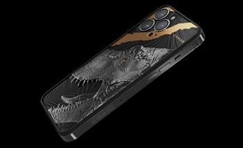 آخر التقاليع.. هاتف آيفون مزود بأسنان ديناصورات حقيقية