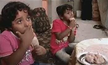 والد طفلين يأكلان اللحوم النيئة يناشد الرئيس السيسي:  «ملناش غيرك بعد ربنا»