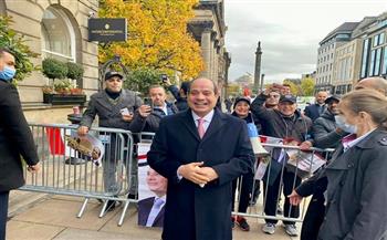 الرئيس السيسي يتوقف لتحية المواطنين من الجالية المصرية في اسكتلندا