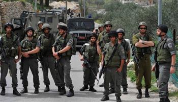 جنود الاحتلال يعتقلون 12 فلسطينيًا في الضفة الغربية المحتلة