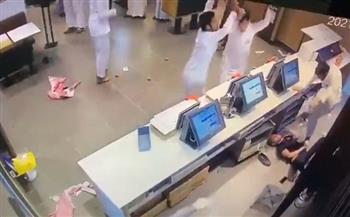بالكراسي والآلات الحادّة.. شباب يعتدون على عمّال مطعم سعودي بلا رحمة (فيديو)
