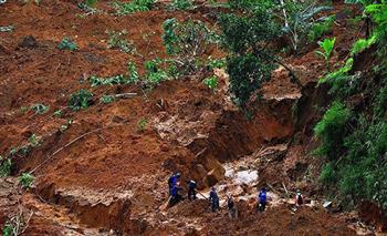 مصرع 4 أشخاص إثر انهيار أرضي في إندونيسيا