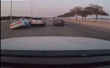 مثل دمية في الهواء.. فيديو يوثّق لحظة مروعة لانقلاب سيارة في السعودية
