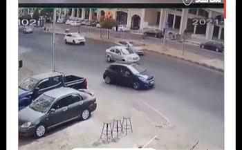 غيّرت مكان الركنّة.. سيارة تتحرك بمفردها في أحد شوارع الأردن (فيديو)