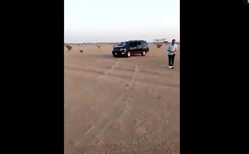 علقت سيارته في الصحراء يومين.. سوداني يستقبل فريق إنقاذه من الموت بالزغاريد (فيديو)