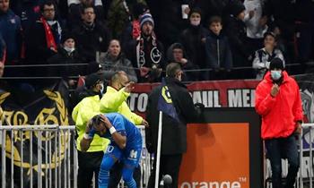 توقف مباراة ليون ومارسيليا في الدوري الفرنسي بسبب قارورة مياه (صور)