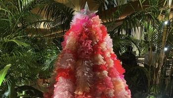 مصمم أزياء يعرض فستانا على شكل شجرة كريسماس في أحد فنادق طوكيو