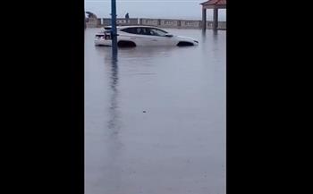 السيارات غرقت.. وضع كارثي على كورنيش الإسكندرية بسبب الأمطار (فيديو)