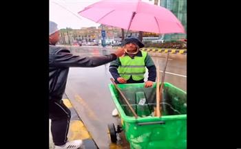 «جبر الخواطر».. شاب يوزّع مظلات بشوارع الإسكندرية وسط الأمطار (فيديو)