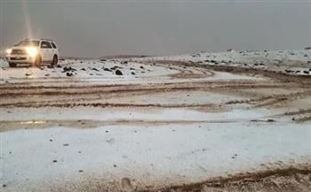 مشهد بديع.. حبات البرد والثلوج تكسو محافظة القريات السعودية (فيديو)