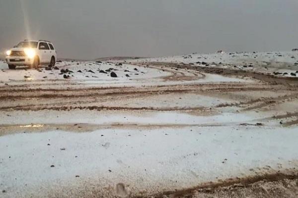 مشهد بديع.. حبات البرد والثلوج تكسو محافظة القريات السعودية (فيديو) - دار  الهلال