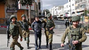 الاحتلال الإسرائيلي يعتقل 13 فلسطينيا