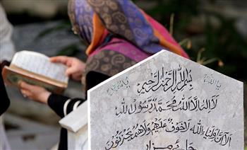 الإفتاء توضح حكم قراءة القرآن على القبور يوم الجنازة