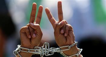 أسير فلسطيني يعلق إضرابه عن الطعام