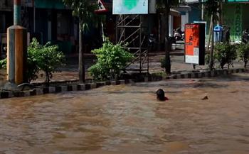 أطفال هنود يسبحون في الشوارع بعد فيضانات غزيرة (فيديو)