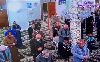 حُسن الخاتمة.. لحظة مؤثرة لوفاة مُسنّ أثناء الصلاة في المسجد (فيديو)