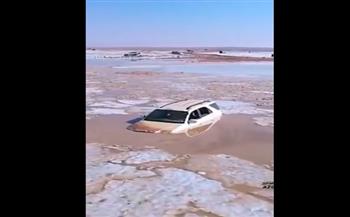 لقطات صادمة.. سيارات تغرق تمامًا في مياه السيول بالسعودية (فيديو)