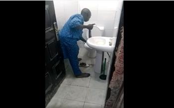 مخاوف الطفولة.. ثعبان كوبرا يقتل سيدة أثناء جلوسها على المرحاض (فيديو)