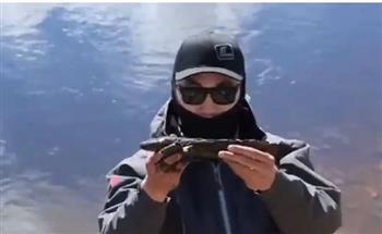 "اصطادها بأيده " رجل يبهر متابعى السوشيال ميديا بطريقته  فى صيد الأسماك ..فيديو