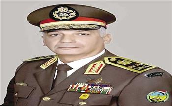 وزير الدفاع يتفقد معسكر إعداد وتأهيل مقاتلي شمال سيناء 