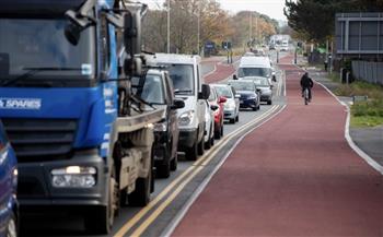 غضب بين سائقي السيارات في بريطانيا بسبب ممرات دراجات ضخمة