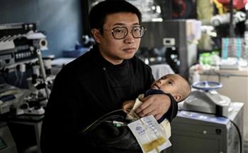 بعد فشله في العثور على علاج.. صيني ينشئ مختبرًا لصنع دواء لابنه