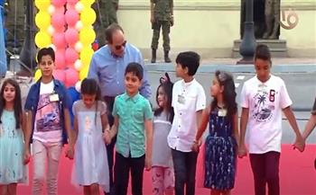 الرئيس السيسي.. حبيب المصريين والأب الحنون لأطفال مصر (فيديو)