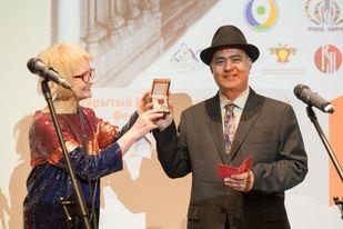 مهرجان أوراسيا الأدبي يتوّج الشاعر المصري أشرف أبو اليزيد بالميدالية الذهبية