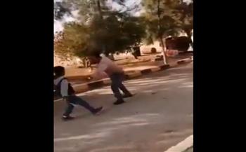 باستعمال شفرة حلاقة.. طفل يحاول الاعتداء على مٌعلّمه (فيديو)