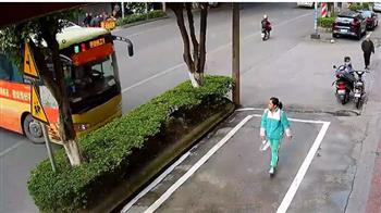 طلاب مدارس صينية ينجون بأعجوبة فى حادث حافلة (فيديو)