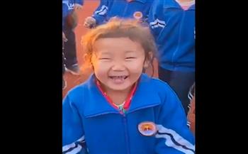 تسببت بصدمة لزملائها.. طفلة صينية تُحرّك رقبتها بطريقة غريبة (فيديو)